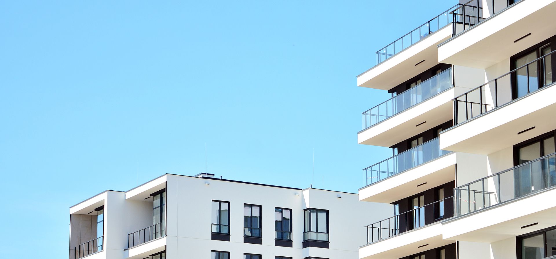 Weiße Häuser vor einem blauen Himmel
