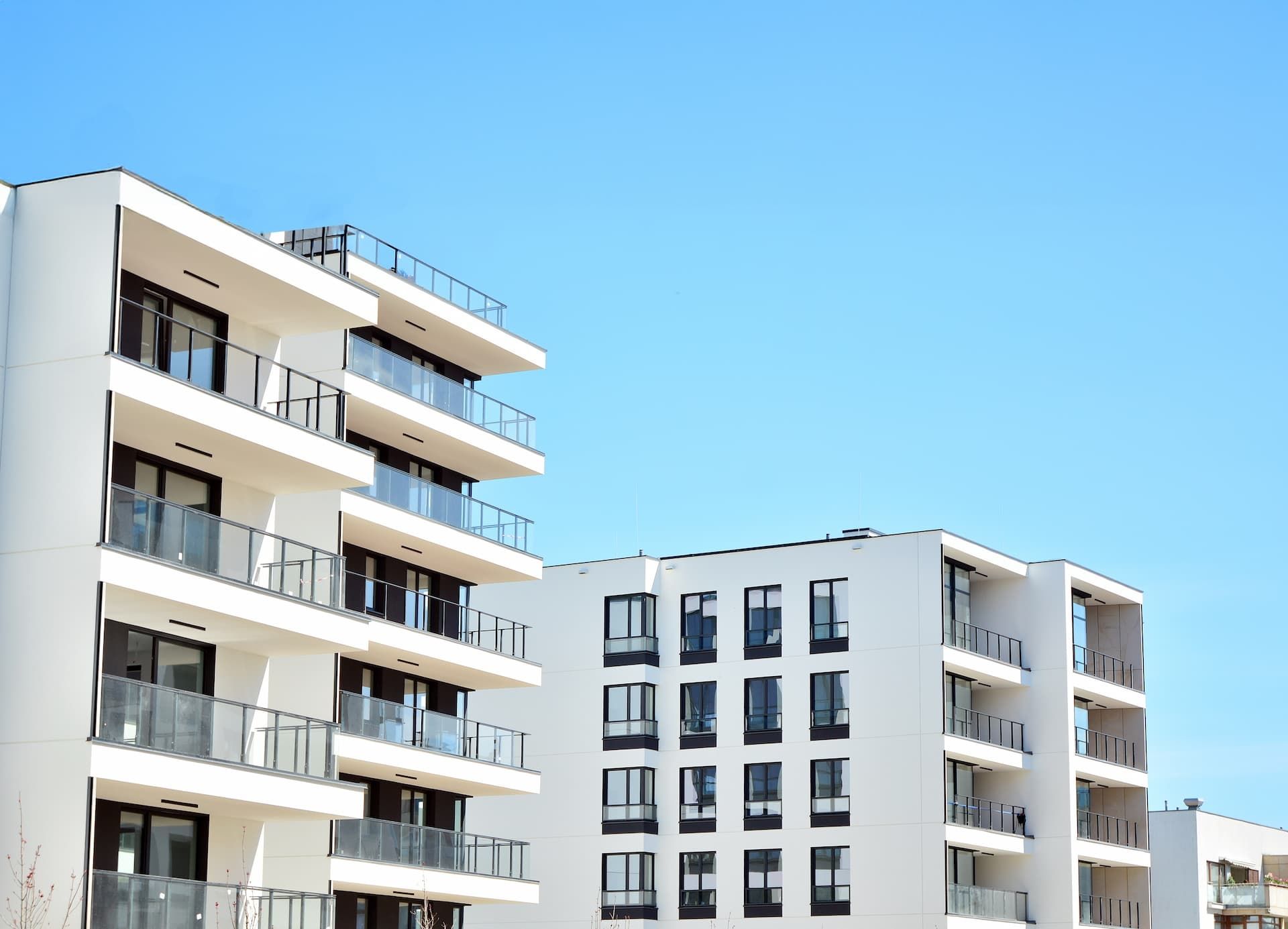 Weiße Häuser vor einem blauen Himmel