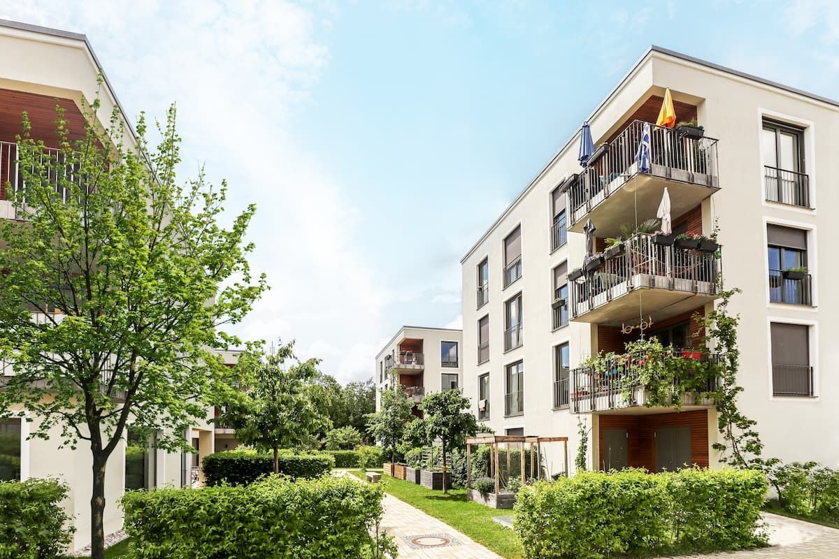 Wohngebäude in grüner Gegend