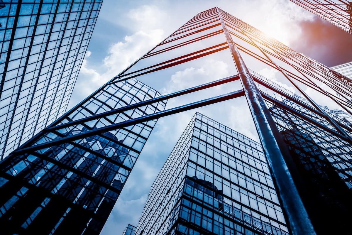 Ein gläsernes Bürogebäude